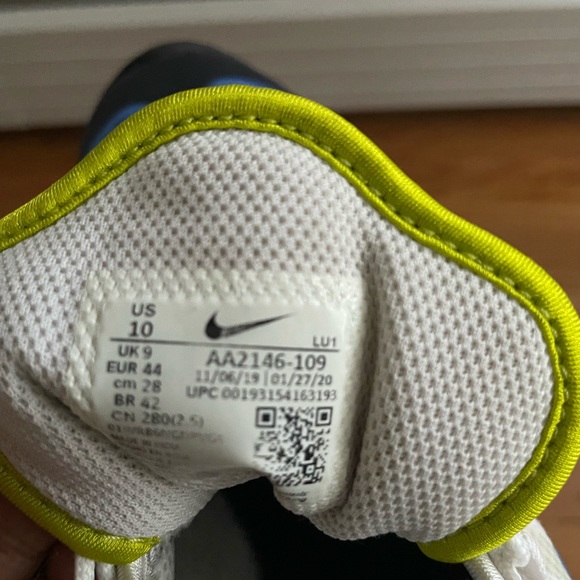 Men’s Nike Air Max Axis Sneakers - Picture 9 of 9